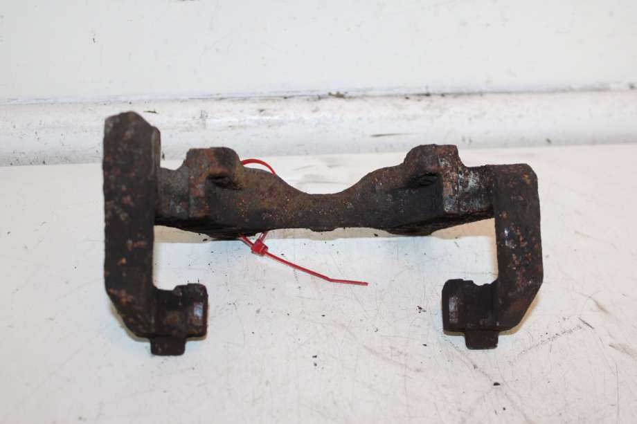 Bremsecaliper brakett til Fiat Doblo 2010-->> (Type II)  (FIAT|77365438|)