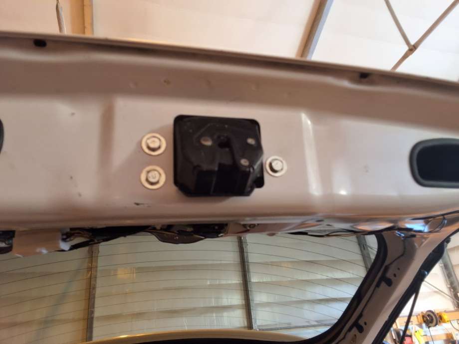 Baklukelås til Mitsubishi Outlander, 2015-->> (Type III, Fase 2)  (MITSUBISHI|5808A105)