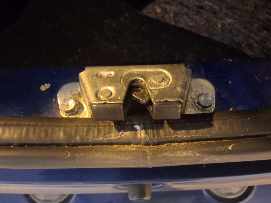 Baklukelås til Toyota Aygo 2005-2014 (Type I) (TOYOTA|693500H010|)