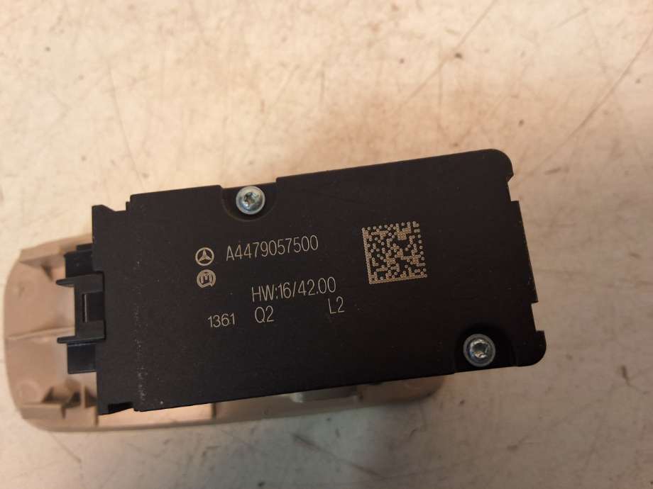 Bryter elektrisk håndbrekk/parkbrems til Mercedes EQV 2020-->> (W447) (W447) (MERCEDES|A 447 905 75 00|)