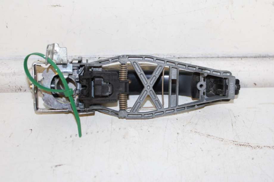 Dørhåndtak utv høyre foran til VW Transporter / Caravelle 2009-2015 (Fase 2) (T5) (T5) (VOLKSWAGEN|7H0 837 205 D|7E0 837 886 C|)
