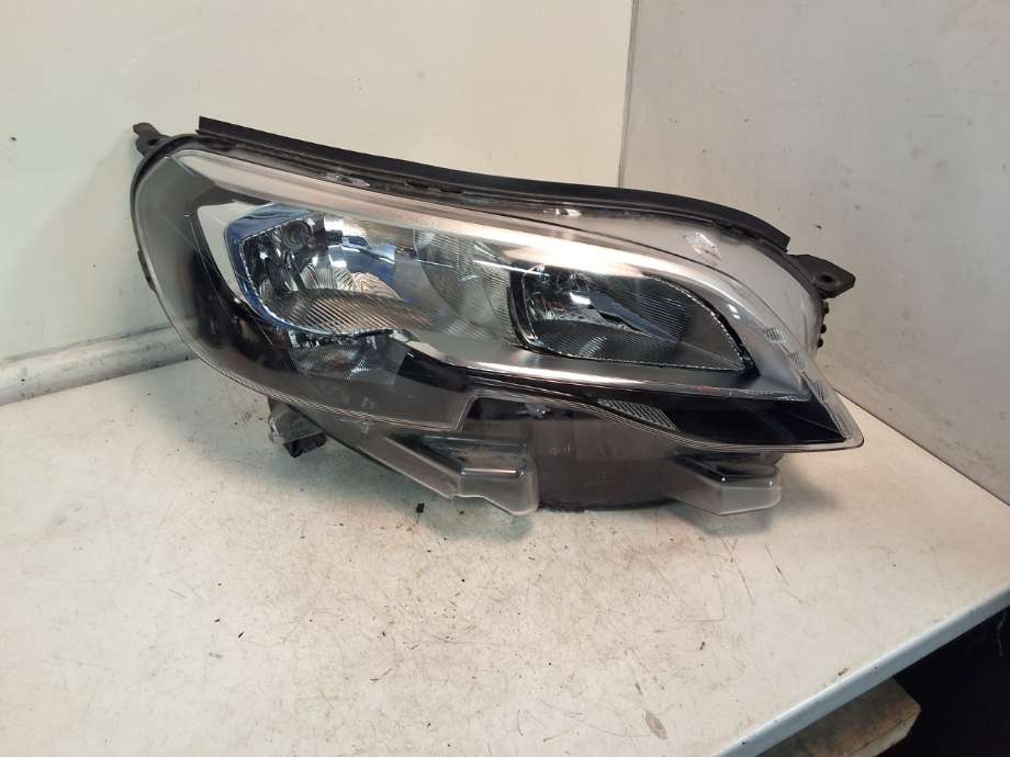 Frontlykt høyre halogen til Peugeot Expert, 2016-->> (Type III)  (PEUGEOT|98 085 725 80)