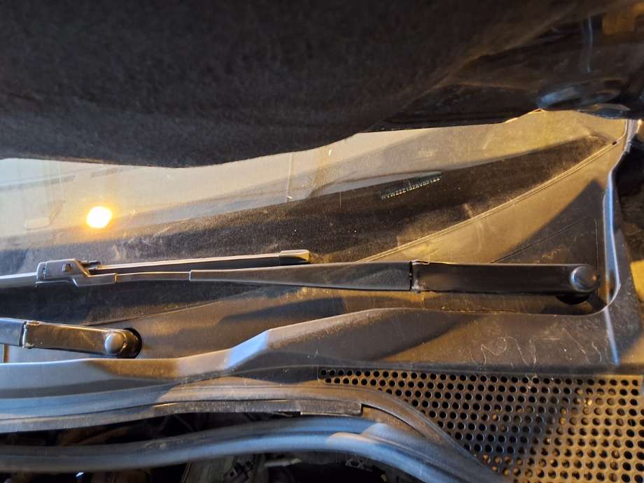 Viskerarmer frontrute til VW Scirocco 2008-2013 (VOLKSWAGEN|)