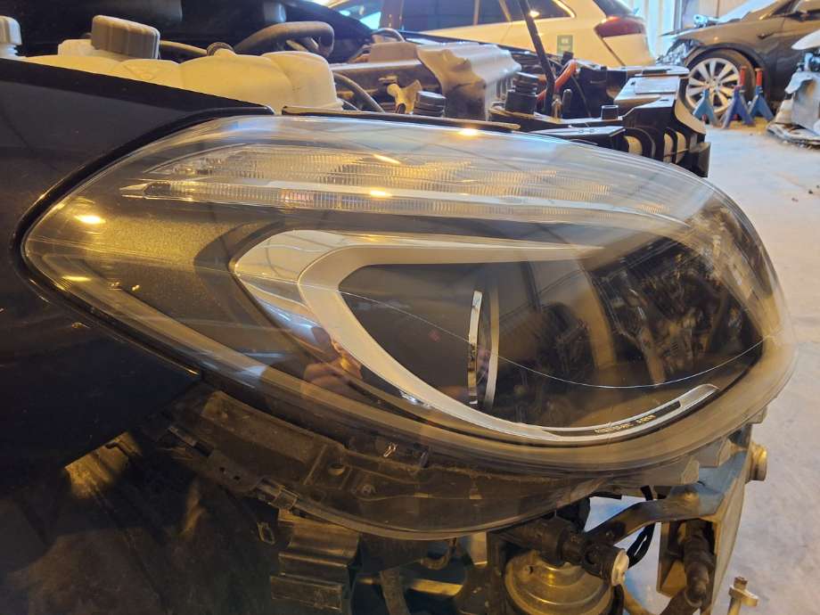 Frontlykt høyre halogen til Mercedes B-Klasse 2011-2018 (W246) (W246) (MERCEDES|)