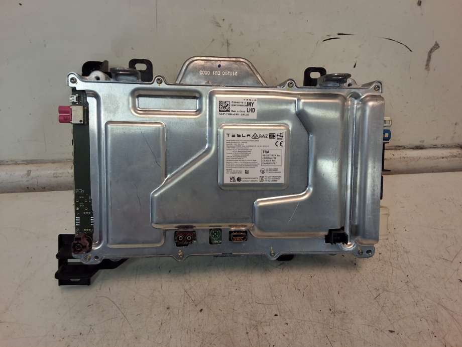 Instrument diverse til Tesla Model Y 2021-2024 (Type I) (TESLA|1684435-S0-J|)