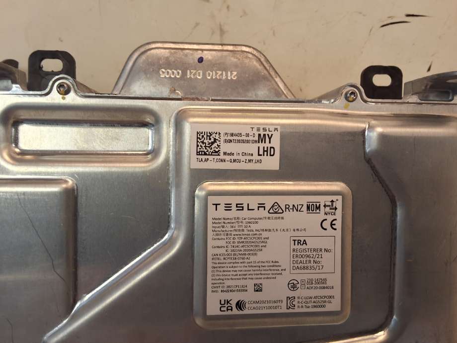 Instrument diverse til Tesla Model Y 2021-2024 (Type I) (TESLA|1684435-S0-J|)