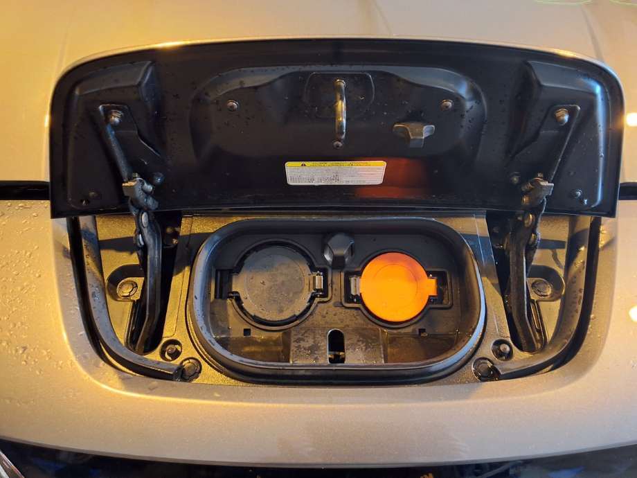 Batterilader inntak/luke til Nissan Leaf 2018-->> (Type II)  (NISSAN|657305SH0B|)
