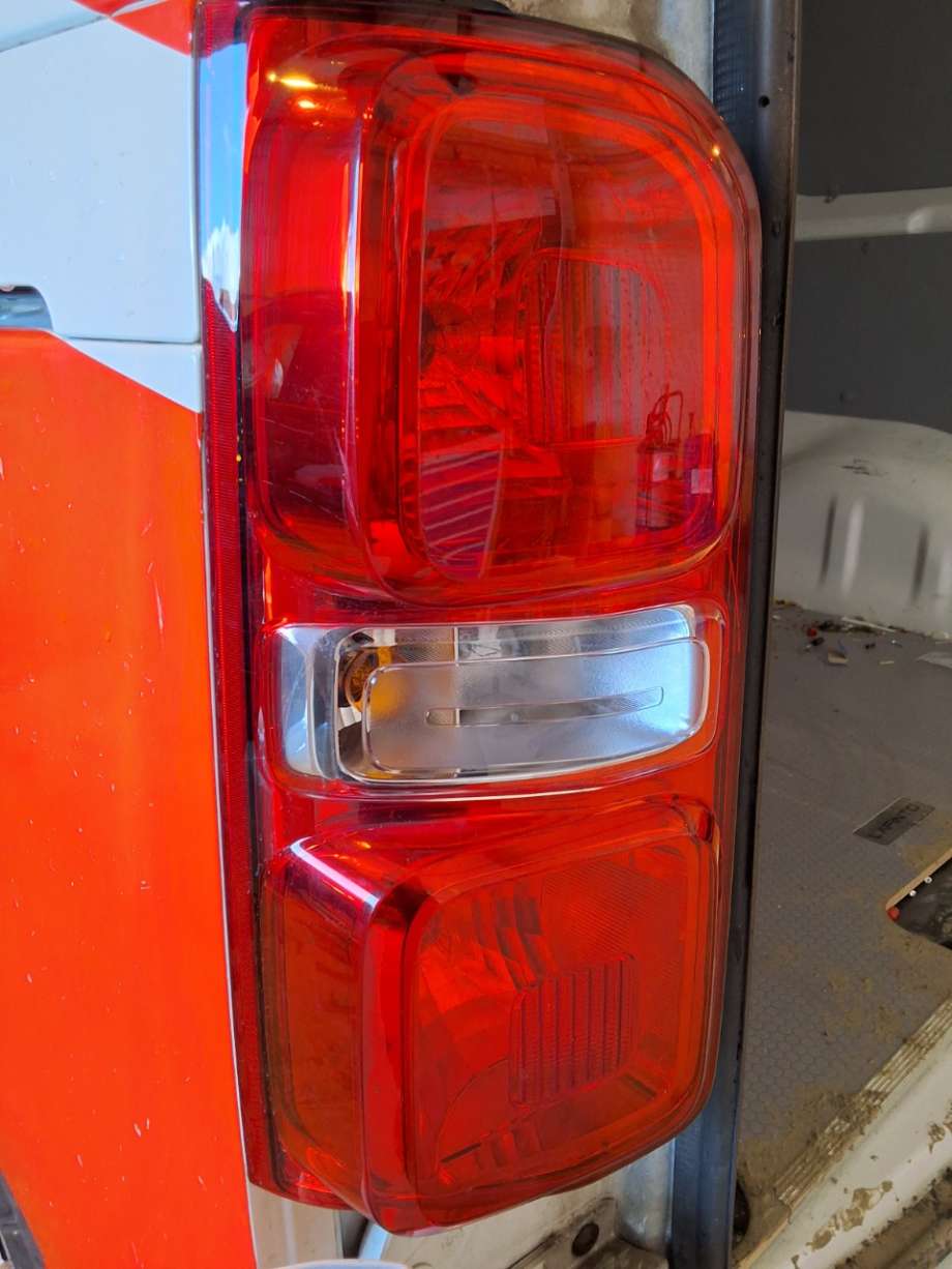 Baklykt venstre til Opel Vivaro C 2020-->>  (OPEL|98 082 431 80|)