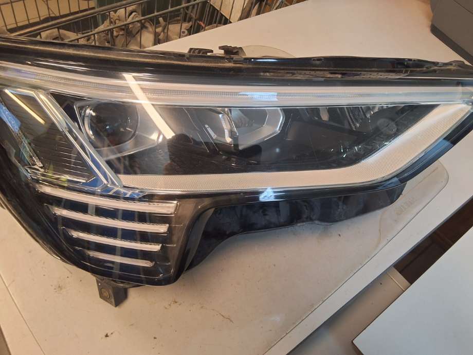 Frontlykt venstre halogen til Audi e-tron 2018-->> (AUDI|4KE 941 781|)
