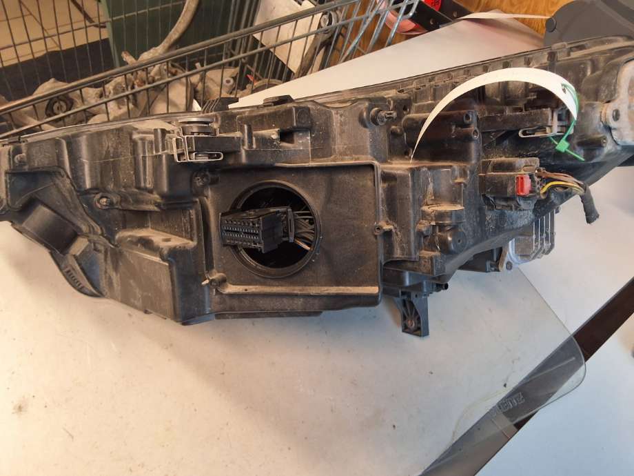Frontlykt venstre halogen til Audi e-tron 2018-->> (AUDI|4KE 941 781|)