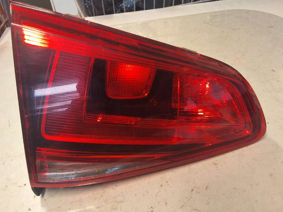 Baklykt venstre indre til VW Golf VII, 2012-2017 (Fase 1) (VOLKSWAGEN|5G0 945 093 AE)