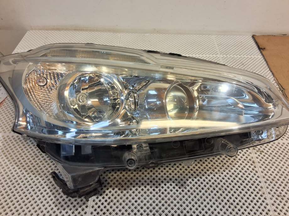 Frontlykt høyre halogen til Peugeot 208 2012-2019 (Type I) (PEUGEOT|16 082 066 80|)