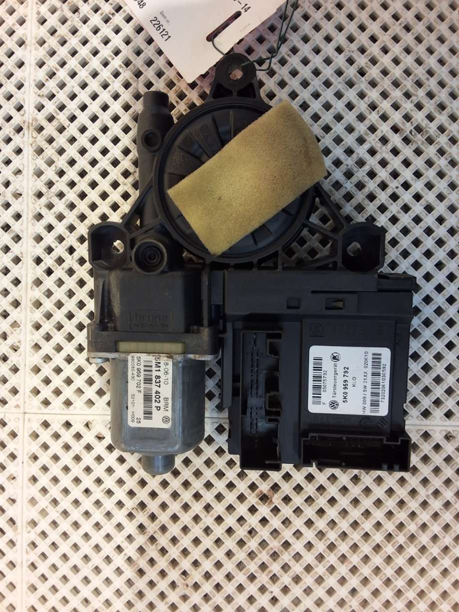 Ruteheis høyre foran til VW Golf, Plus/Cross 2009-2013 (Fase 2) (VOLKSWAGEN|5K0 959 702 G|)