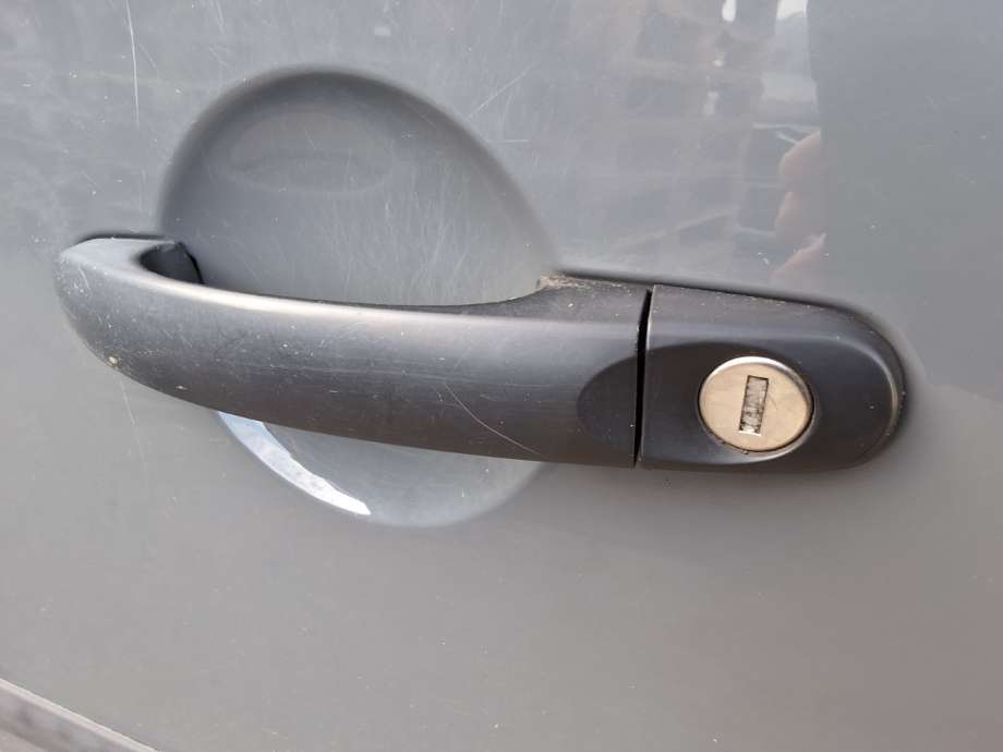 Dørhåndtak utv venstre foran til VW Caddy, 2015-2020 (Type III, Fase 3)  (VOLKSWAGEN|)