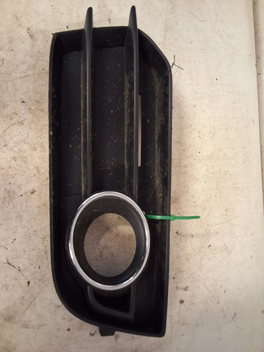 Grill høyre til Audi A1 2010-2014 (Type I, Fase 1) (AUDI|8X0 807 682 A|)