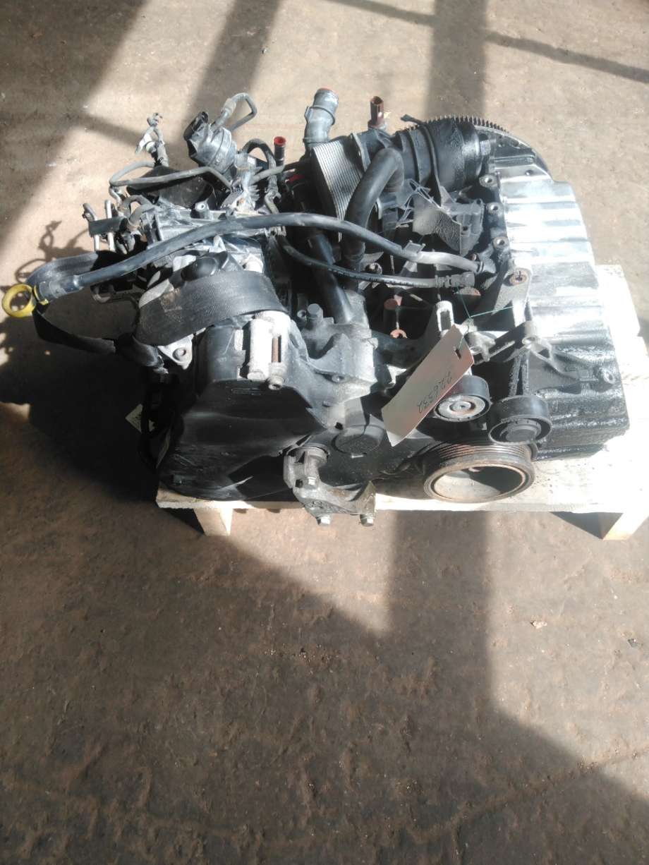 Motor diesel til VW Transporter / Caravelle 2015-2019 (T6) (T6) (VOLKSWAGEN|04L 100 090 B|)