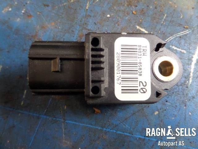 Sensor radar til Toyota Avensis, 2009-2015 (Type III, Fase 1)  (8983105030)