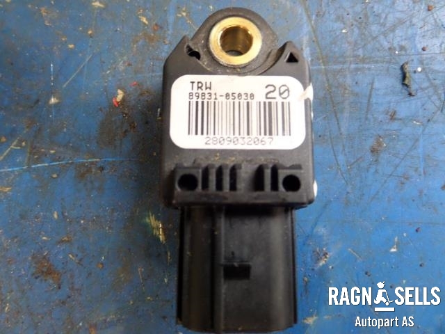 Sensor radar til Toyota Avensis, 2009-2015 (Type III, Fase 1)  (8983105030)