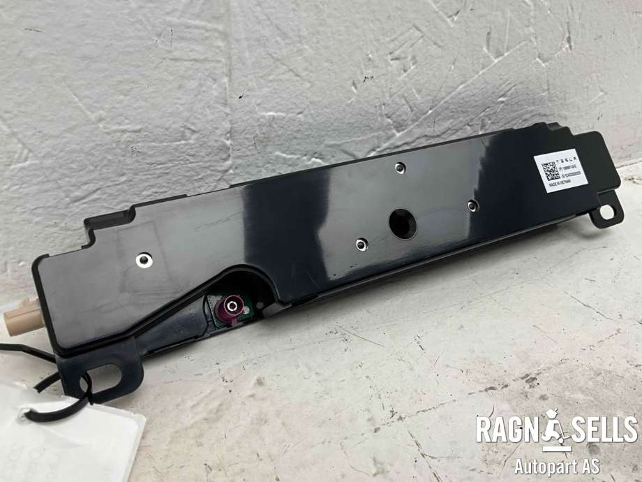 Antenne til Tesla Model Y 2021-2024 (Type I) (1585601-00-E|ED422355000529|)