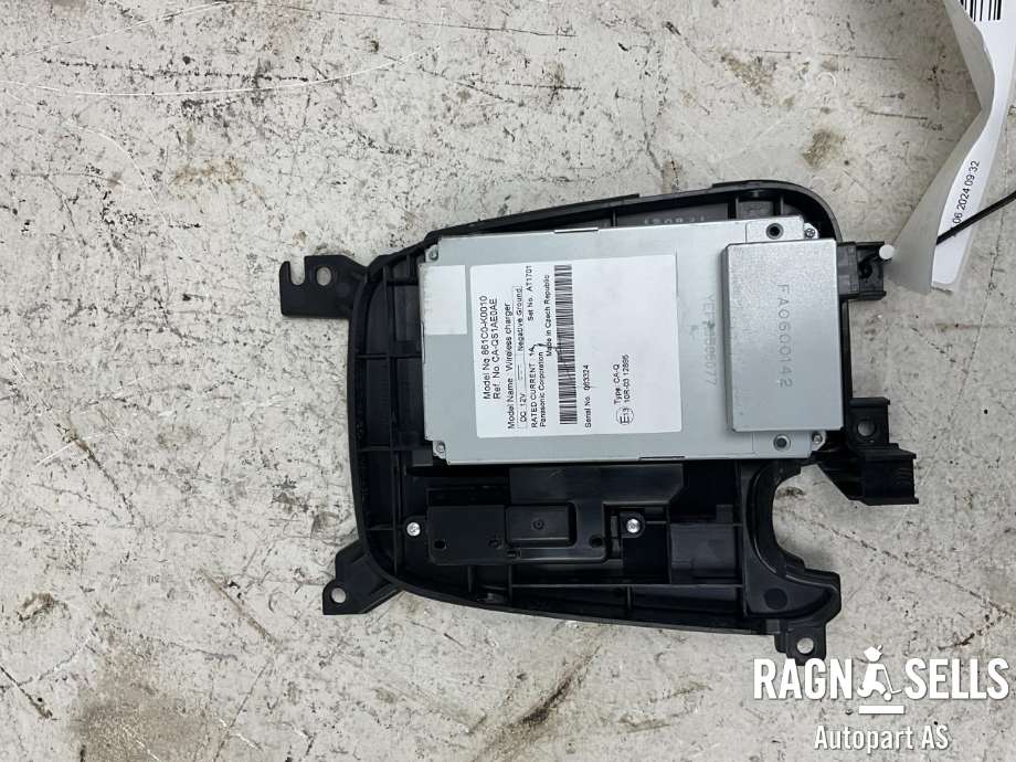 Dashbord trådløs mobillader til Mazda 2 2020-->> (Type III, Fase 2)  (861C0-K0010|063324|)