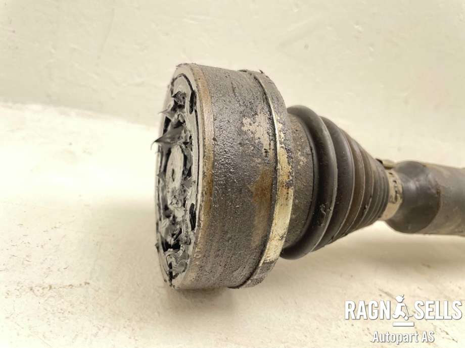 Drivaksel høyre foran, bensin/automat til VW Passat 2011-2015 (B7) (B7) (5Q0 407 272 BN|5Q0 407 762  X|)