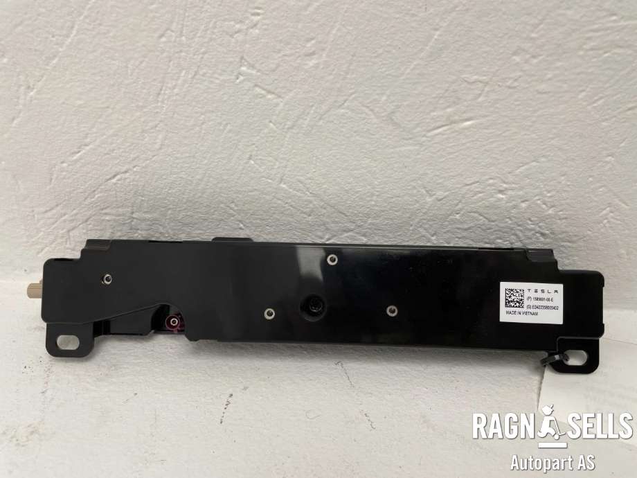 Antenne til Tesla Model Y 2021-2024 (Type I) (1585601-00-E|ED422358005402|)