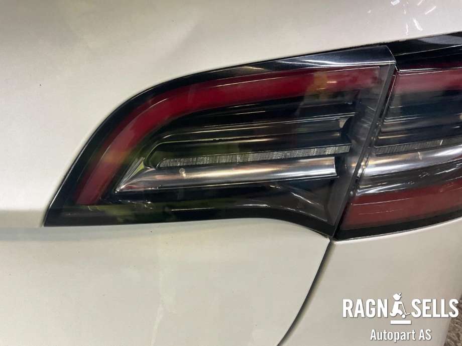 Baklykt høyre indre til Tesla Model 3 2018-2023 (Fase 1) (1077402-00-B|)