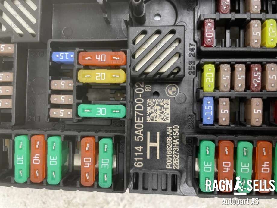 Sikringsboks bagasjerom til BMW i4 2021-->> (G26) (G26) (61 14 5 A0E 7D0|61 35 5 A44 CE1|)