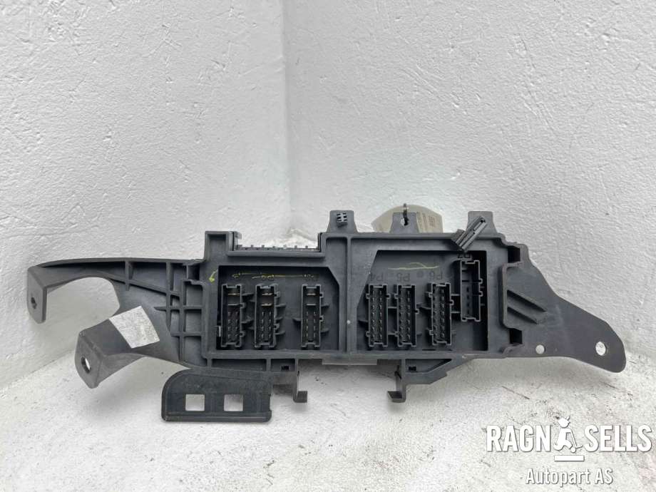 Sikringsboks bagasjerom til Mercedes GL 2006-2012 (X164) (X164) (A 164 540 33 72|)