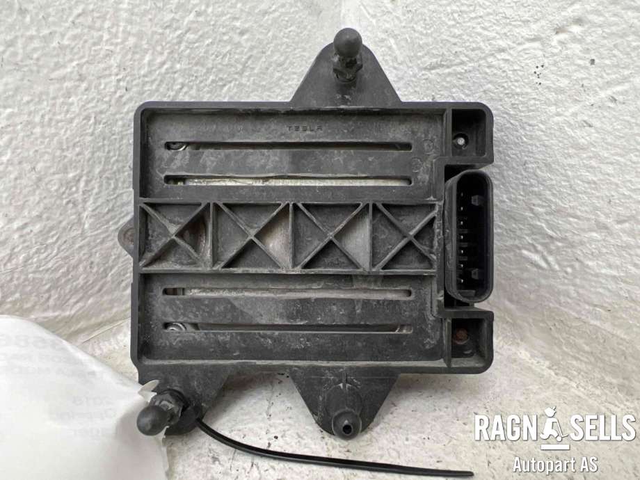Sensor radar til Tesla Model X 2016-->> (CONTINENTAL|1108647-00-C|A2C76429401|)