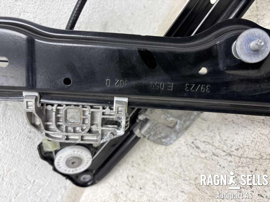 Ruteheis høyre bak til Porsche Taycan 2019-->>  (PAD 839 462 A||0 130 822 060|971 959 802)