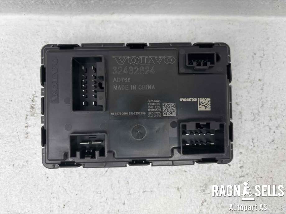 Styreenhet hengerfeste til Volvo EX40 2024-->> (32432830||P32432824|T250905|VAD766|1P06667706|D250225Z2259)