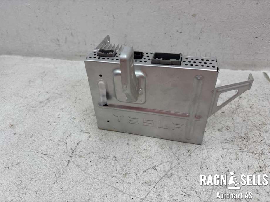 Bilstereo forsterker til Tesla Model 3 2018-2023 (Fase 1)  (1079748-00-E|)