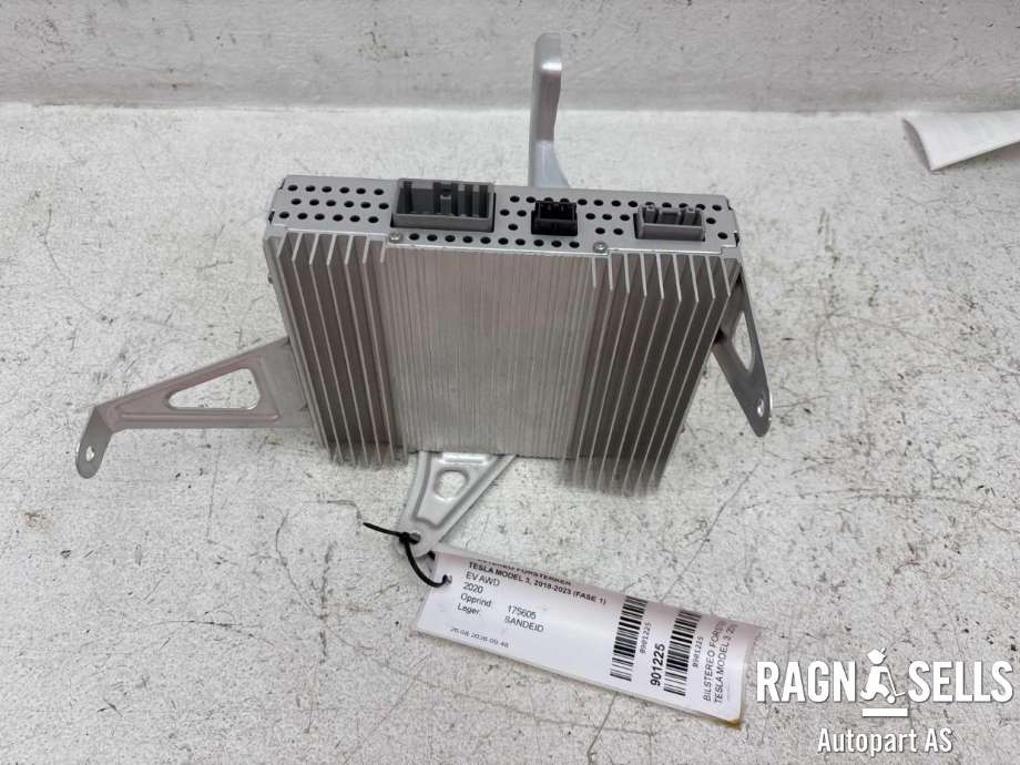 Bilstereo forsterker til Tesla Model 3 2018-2023 (Fase 1)  (1079748-00-E|)