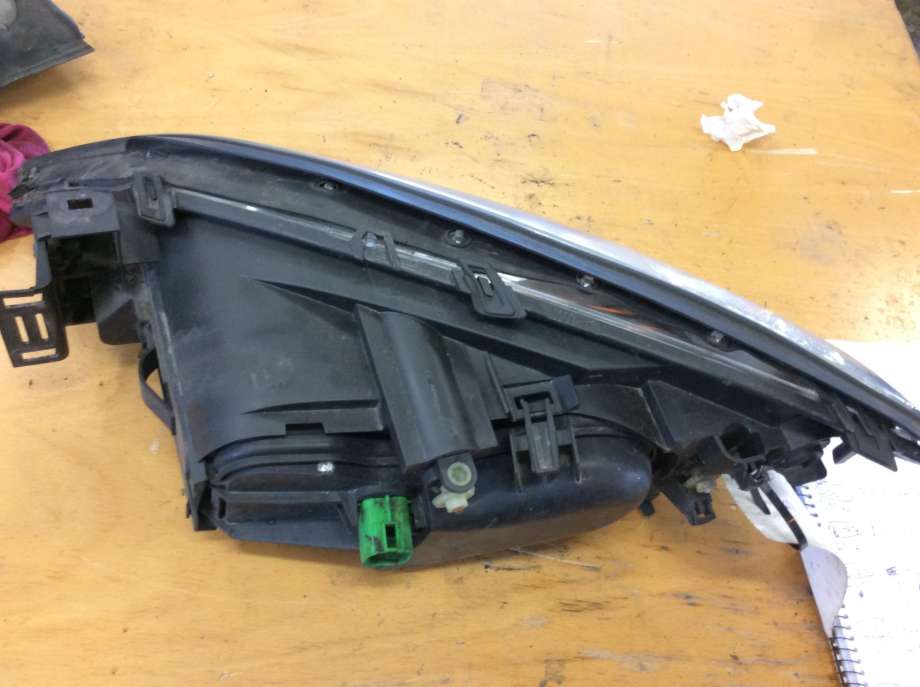 Frontlykt høyre halogen til Ford Mondeo 2001-2007 (Type III)  (FORD|1435619|1S71-13005-SE|)