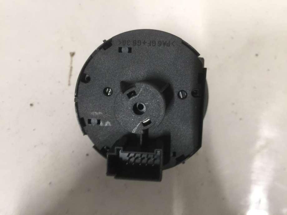 Bryter lys til VW Passat 2011-2015 (B7) (B7) (VOLKSWAGEN|3C8941431A|)