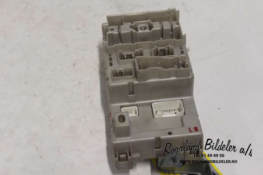 Sikringsboks til Toyota RAV4, 2000-2006 (Type II)  (TOYOTA|8273342081)