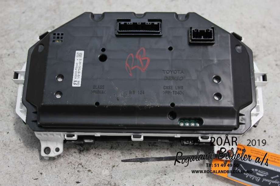 Instrumentpanel til Toyota Yaris 2014-2020 (Type III, Fase 2)  (TOYOTA|83800F5440|)
