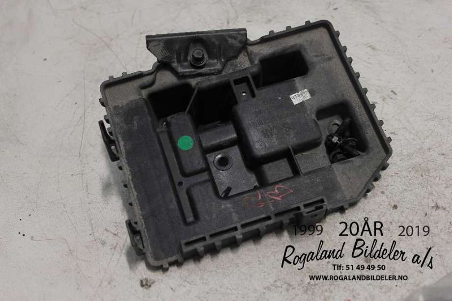 Batterikasse/feste til Kia Soul, 2014-2019 (Type II) (KIA|37150E 4000)