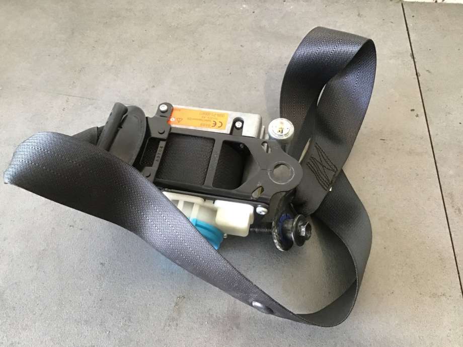Sikkerhetsbelte foran venstre til Toyota Yaris 2012-2014 (Type III, Fase 1)  (TOYOTA|732200D311C0|)