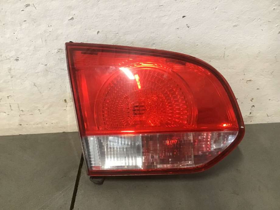 Baklykt venstre indre til VW Golf VI 2008-2012  (VOLKSWAGEN|5K0 945 093 AB|)