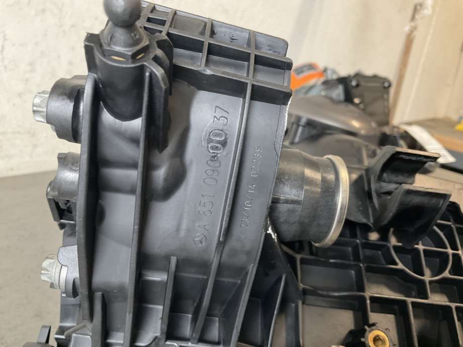 Manifold innsug til Mercedes CLA 2013-2019 (C117) (C117) (MERCEDES|A 651 090 00 37|)