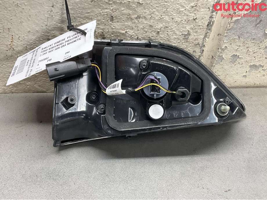 Baklykt venstre indre til Ford Kuga 2019-->> (Type III)  (FORD|LV4B-13A603-AN|2593802)
