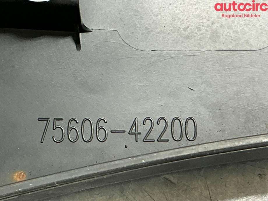 Hjulbuelist venstre foran til Toyota bZ4X 2022-->>  (TOYOTA|7560642200)