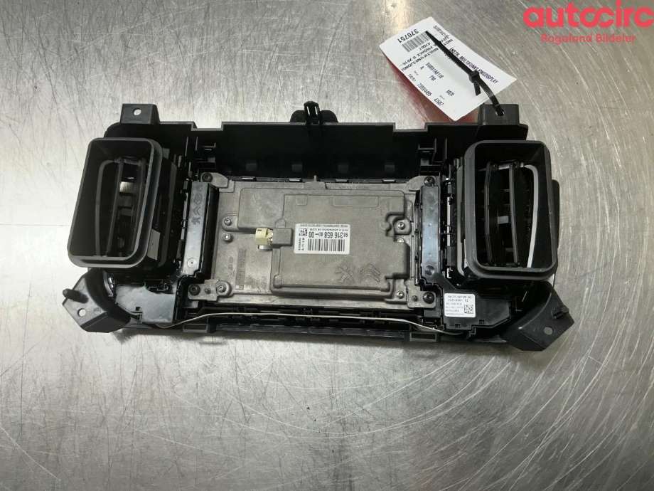 Multimedia display (MCU - Media Controller Unit) til Toyota Proace 2016-->> (Type II)  (TOYOTA|SU001A8110)