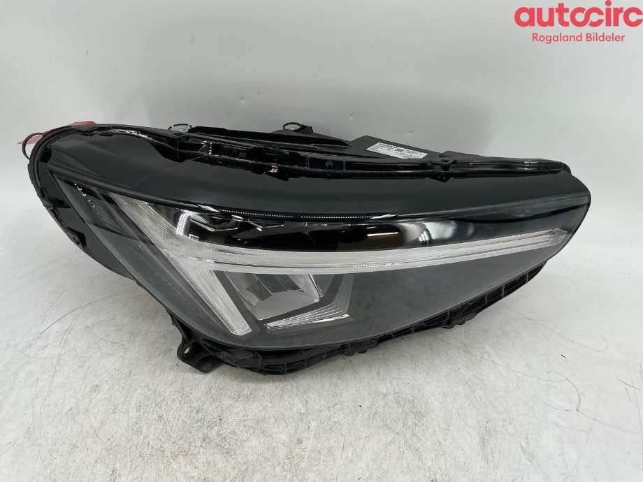 Frontlykt høyre halogen til Volvo XC40 2018-2024 (VOLVO|31655533|)