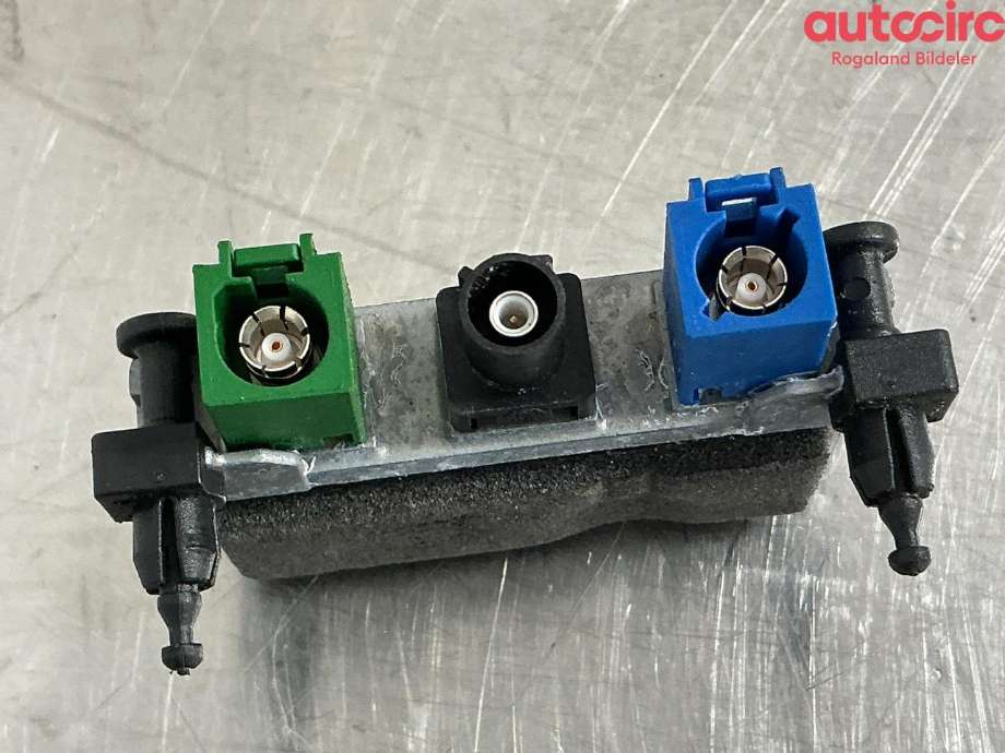 Antenne forsterker til Mercedes ML 2011-2015 (Fase 1) (W166) (W166) (MERCEDES|A 221 827 00 42)