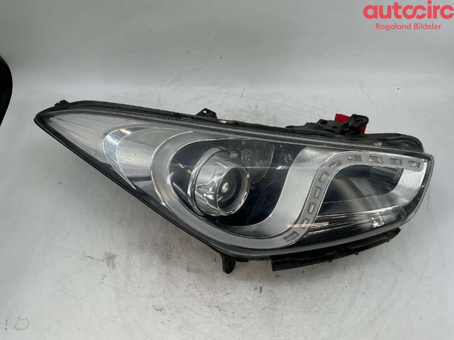 Frontlykt høyre halogen til Hyundai i40 2012-2017  (HYUNDAI|92102 3Z040|)