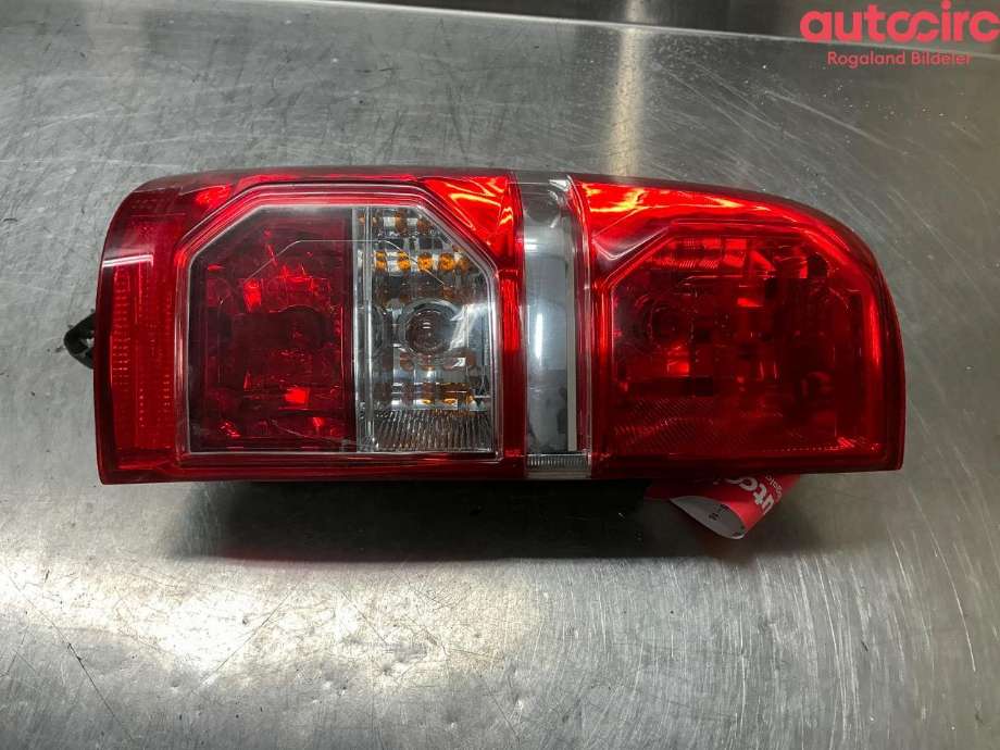 Baklykt venstre til Toyota Hilux 2012-2016 (TOYOTA|815600K180)