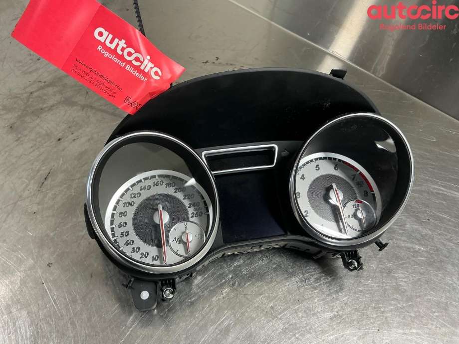 Instrumentpanel til Mercedes CLA 2013-2019 (C117) (C117) (MERCEDES|A 117 900 75 00)